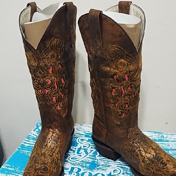 Dusty Rocker Boots - Picture 3 of 7